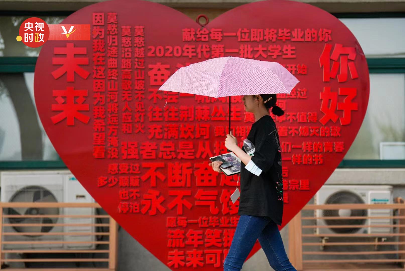 時政微紀錄丨溫暖——習(xi) 近平與(yu) 大學生朋友們(men) 