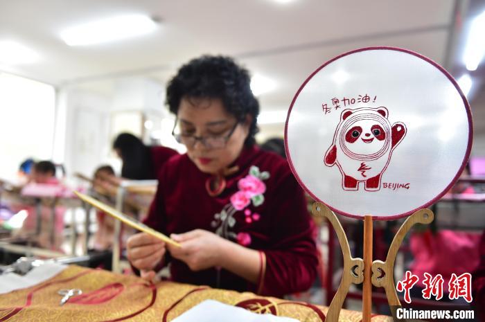江西南昌小學生繡製北京冬奧會(hui) 吉祥物“冰墩墩”