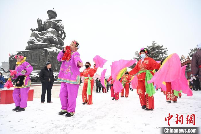 呼和浩特迎農(nong) 曆虎年首場降雪秧歌隊雪中起舞