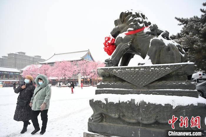 2月13日，民眾(zhong) 在呼和浩特市大召廣場雪中漫步。　劉文華 攝