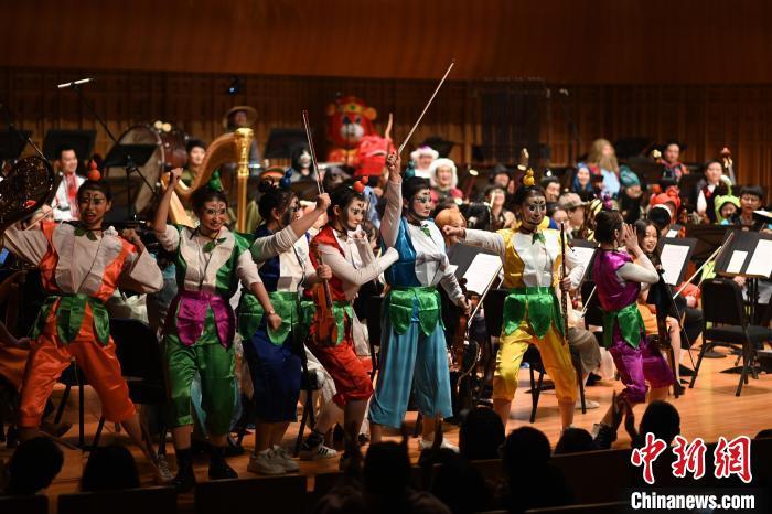 “音樂(le) 奇妙夜”西安上演歌者、樂(le) 手化身“卡通人”