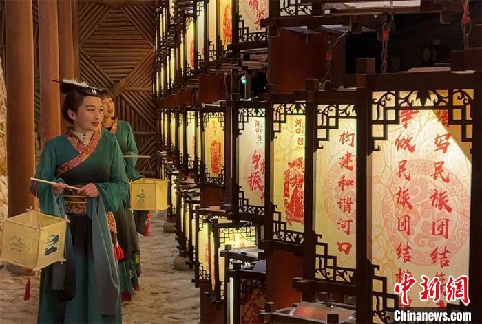 圖為(wei) 遊客身著古裝逛燈會(hui) 。　張振祥 攝