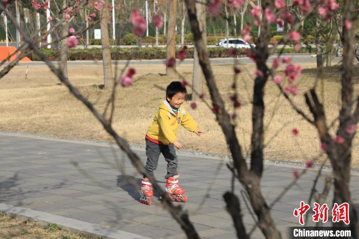 小朋友公園裏玩耍。　鄧小強 攝