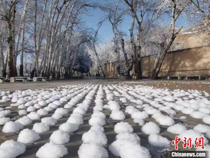 圖為(wei) 春雪過後的莫高窟美不勝收。　周斌全 攝