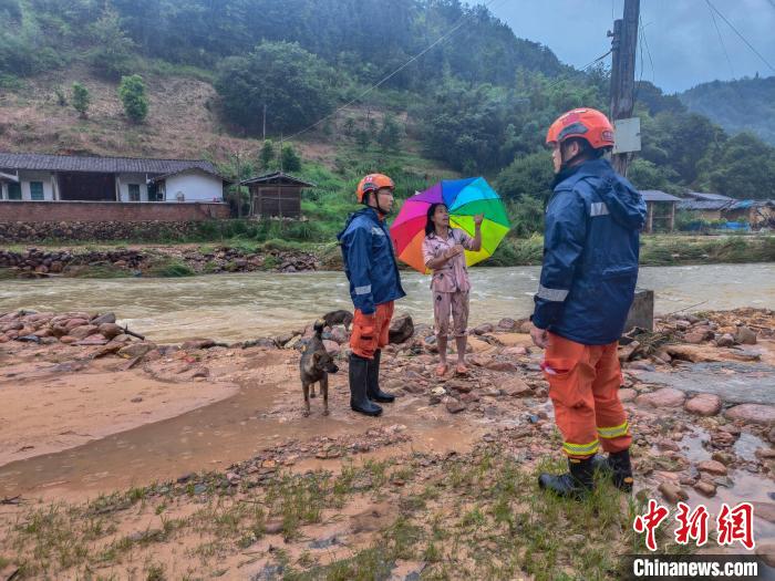 40名“火焰藍”冒雨挺進閩西失聯山村疏散轉移300餘(yu) 人