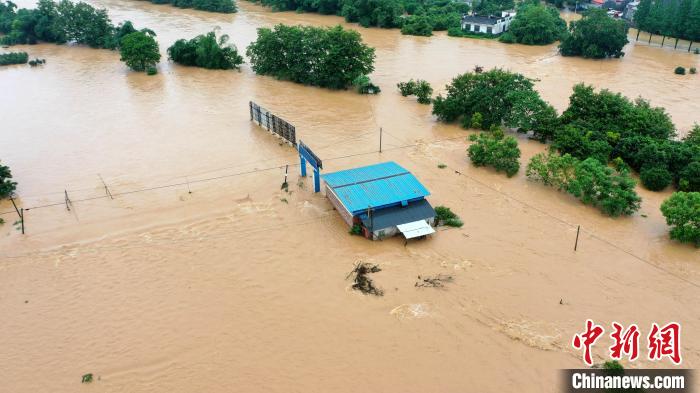 桂林海事部門緊急救助轉移12名被洪水圍困群眾(zhong) 