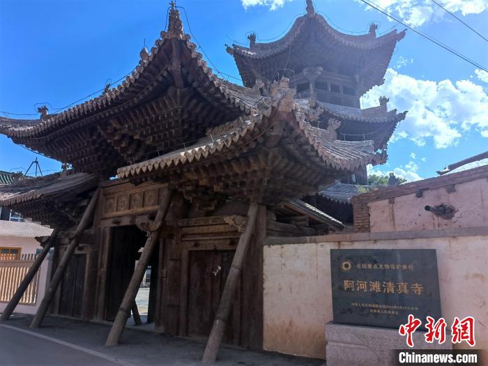 圖為(wei) 集漢、藏、伊斯蘭(lan) 風格於(yu) 一體(ti) 的700年曆史的全國重點保護文物——阿河灘清真寺。　張海雯 攝