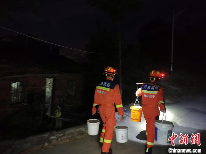 湖北鹹寧：消防為(wei) 村民送去急需生活用水