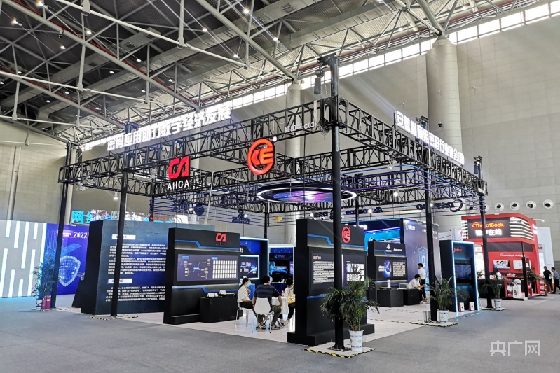 2022年國家網絡安全宣傳(chuan) 周網絡安全博覽會(hui) 場館內(nei) 的場景(央廣網記者 徐秋韻 攝)