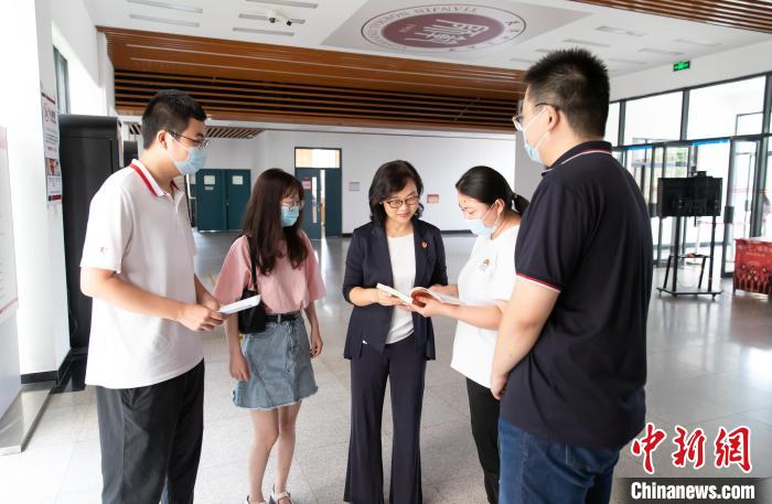 天津師範大學跨文化與(yu) 世界文學研究院院長、教授郝嵐為(wei) 同學們(men) 解答問題。　王在禦 攝