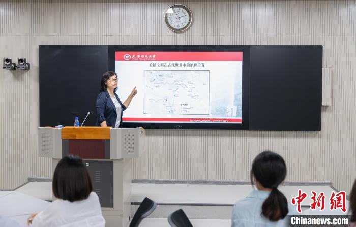 天津師範大學跨文化與(yu) 世界文學研究院院長、教授郝嵐正在為(wei) 同學們(men) 上課。　王在禦 攝