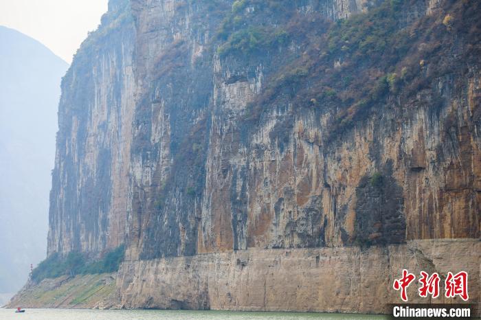圖為(wei) 瞿塘峽兩(liang) 岸壯麗(li) 景致。　梁欽卿 攝