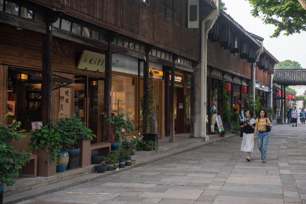 　5月27日，遊客在大運河邊的世界文化遺產(chan) 點杭州橋西曆史文化街區遊玩。新華社記者江漢 攝