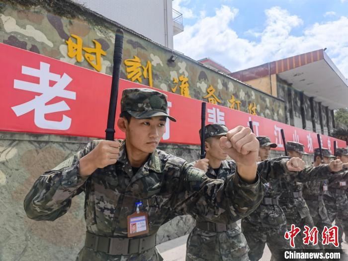 一家四代從(cong) 軍(jun) 報國傳(chuan) 承紅色家風八十載