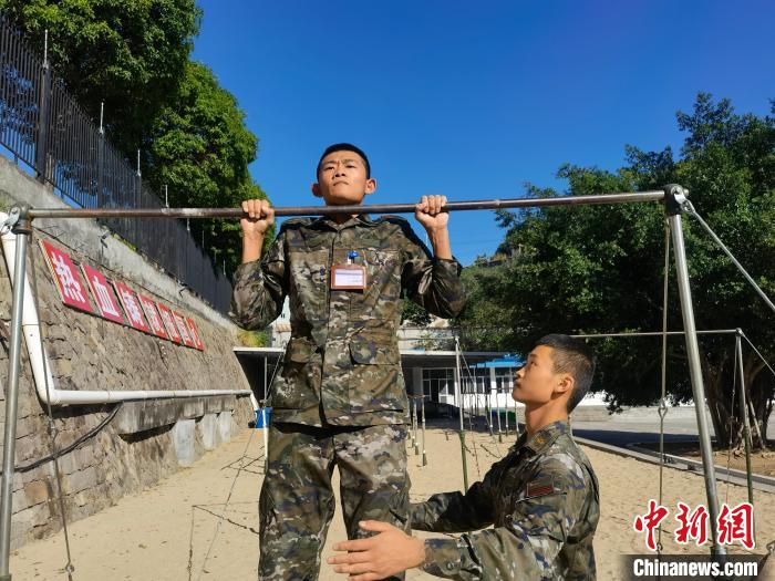 新兵尤雲(yun) 龍正在進行器械訓練。　馬濤 攝