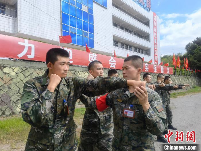新兵尤雲(yun) 龍(左)不斷向一名合格軍(jun) 人蛻變。　陳淼 攝