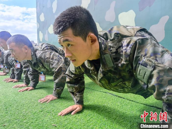 尤雲(yun) 龍正在和戰友進行體(ti) 能訓練。　林靖鬆 攝