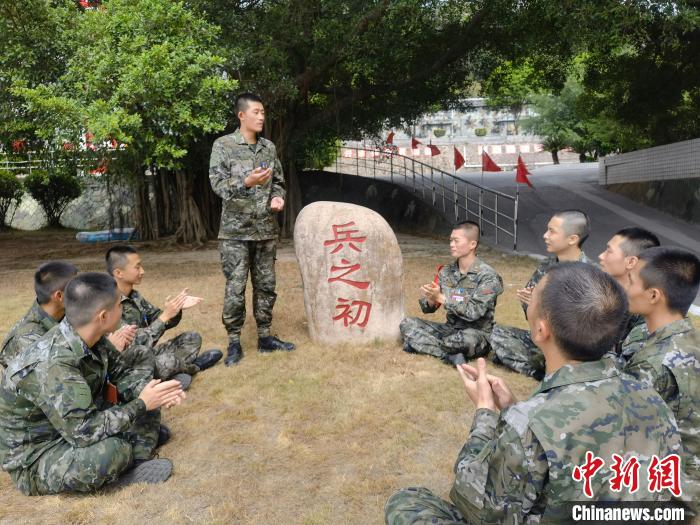尤雲(yun) 龍為(wei) 戰友講述父輩保家衛國的故事。　鍾煒俊 攝