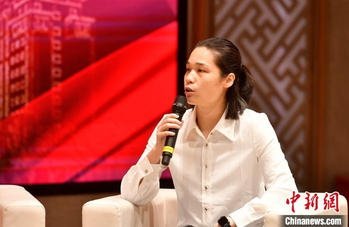 圖為(wei) 林莉在福建師範大學分享會(hui) 上發言。　呂明 攝