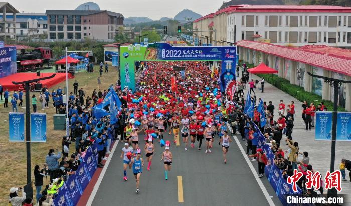 2022年龍虎山半程馬拉鬆鳴槍開跑。　劉誌琨 攝