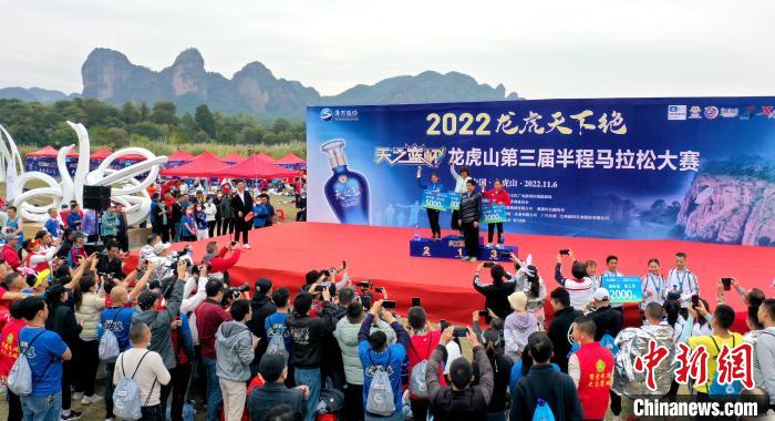 2022年龍虎山半程馬拉鬆鳴槍開跑。　劉誌琨 攝