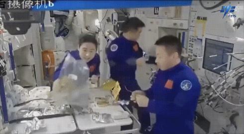 神舟十四號航天員在軌品嚐美食。圖片來源：中國載人航天工程辦公室官方微信