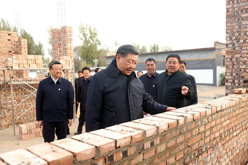 2023年11月10日，習(xi) 近平總書(shu) 記在河北保定涿州市刁窩鎮萬(wan) 全莊村房屋重建施工現場考察。