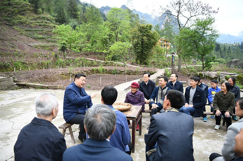 2019年4月15日，習(xi) 近平總書(shu) 記在重慶石柱土家族自治縣中益鄉(xiang) 華溪村同村民代表、基層幹部、扶貧幹部、鄉(xiang) 村醫生等圍坐在一起，共話脫貧攻堅。