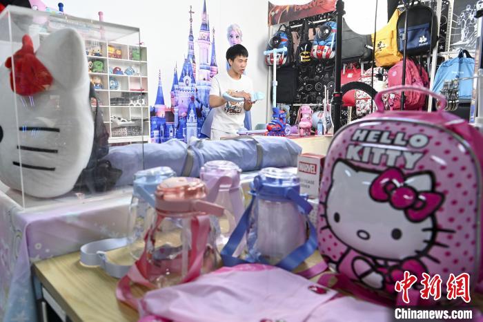 葉偉(wei) 倫(lun) 公司員工通過網絡直播方式銷售產(chan) 品。　陳驥旻 攝