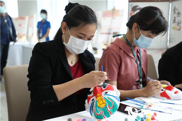 展覽會(hui) 現場，泰國民眾(zhong) 體(ti) 驗畫臉譜。人民網記者 趙益普攝