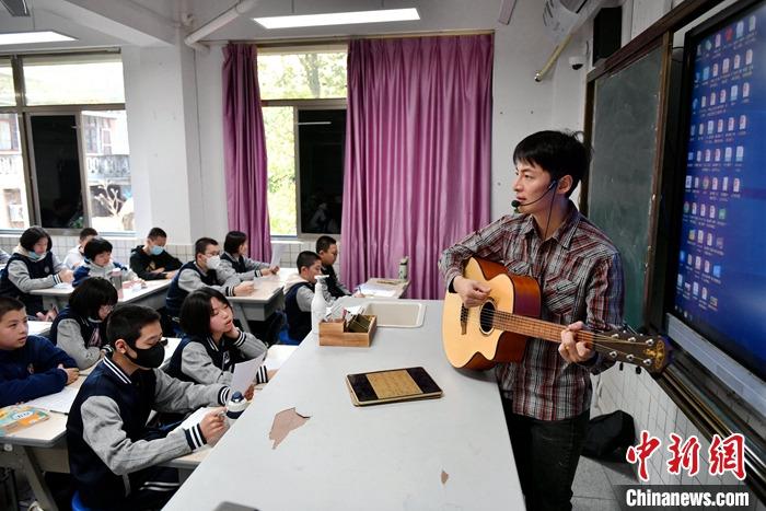 圖為(wei) 3月16日，張家豪在福建福州延安中學教學。 <a target='_blank' href='https://www.easyfundingllc.com/'><p  align=