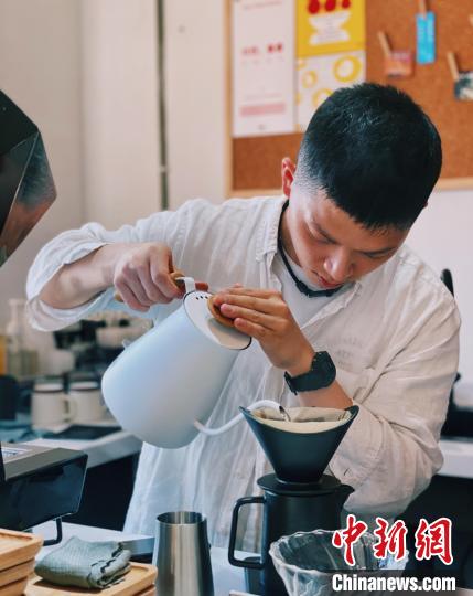 台灣“Z世代”重慶創業(ye) ：助插畫藝術“自由生長”