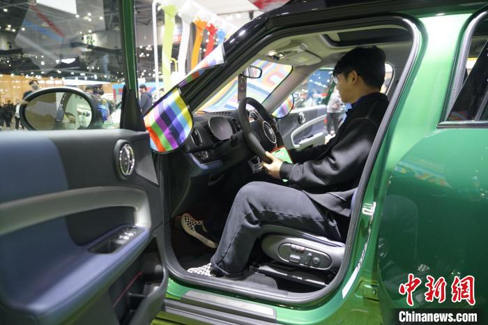 圖為(wei) 觀眾(zhong) 在展會(hui) 試駕車輛。　劉旭 攝