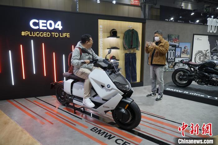 圖為(wei) 觀眾(zhong) 在展會(hui) 試駕車輛。　劉旭 攝