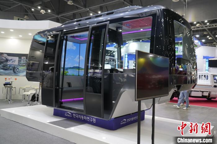 圖為(wei) 展會(hui) 上展示的無人駕駛移動出行工具。　劉旭 攝