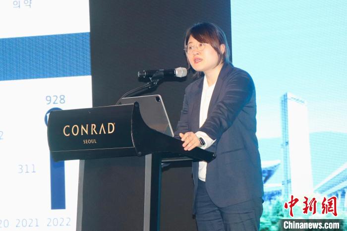 韓國大韓貿易投資振興(xing) 公社外國投資監察辦公室科長樸金蘭(lan) 致辭。　萬(wan) 佳欣 攝