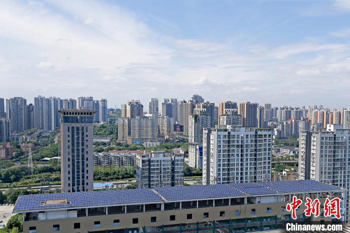 圖為(wei) 輝騰能源在重慶市九龍坡區留學生創業(ye) 園屋頂建設的光伏發電示範項目。　受訪企業(ye) 供圖