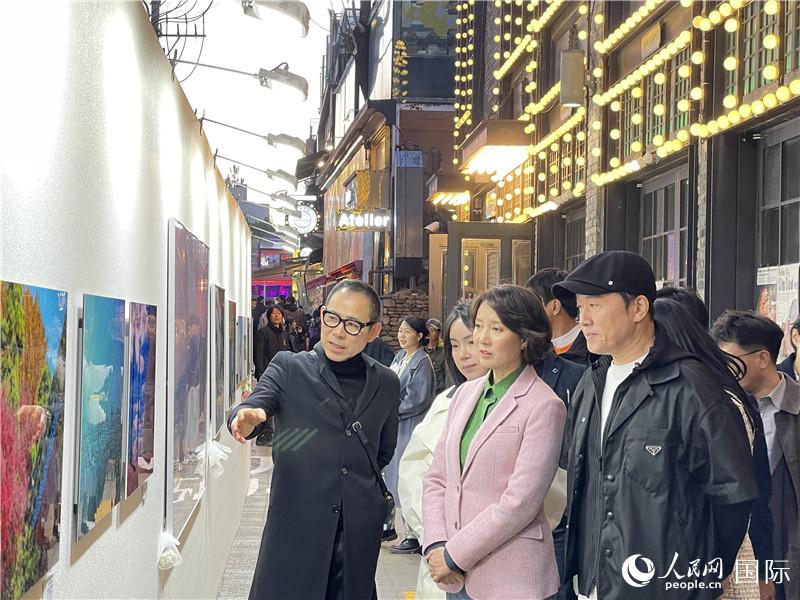韓國中小風險企業(ye) 部長官李永參觀梨泰院街頭藝術展。實習(xi) 生 許鵬飛攝