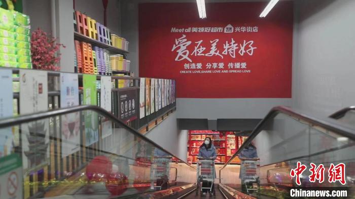 美特好從(cong) 一家不足百平方米小店，一路發展成華北零售業(ye) 領軍(jun) 企業(ye) 、中國百強商業(ye) 連鎖集團、中國零售500強。　向上 攝