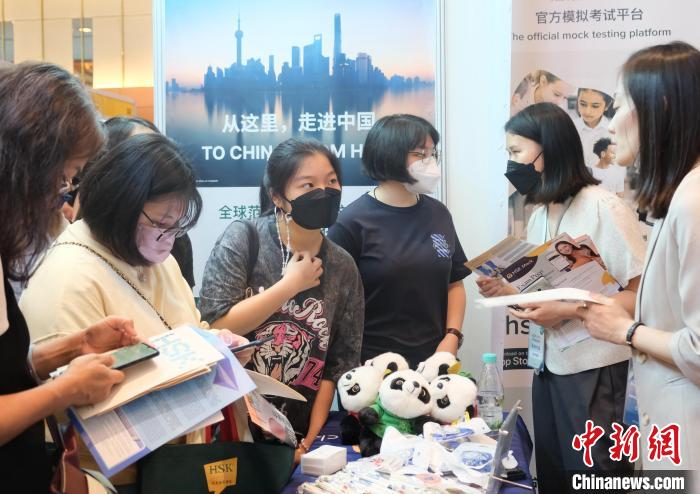 HSK中國漢語水平考試吸引當地民眾(zhong) 和學子了解 陳悅 攝