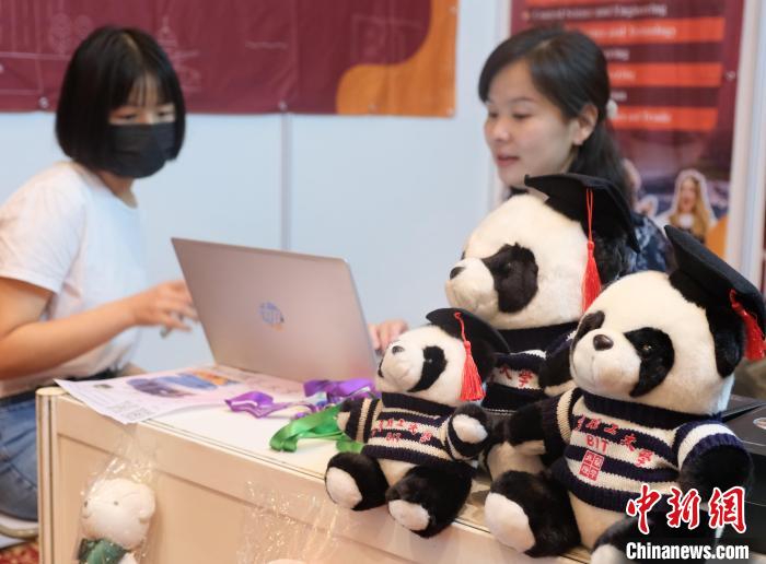 北京理工大學帶來可愛熊貓玩偶，頗為(wei) 吸睛 陳悅 攝