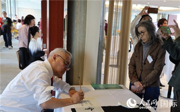 “聯合國中文日”慶祝活動上進行了書(shu) 法等中國文化展示。人民網記者 尚凱元攝