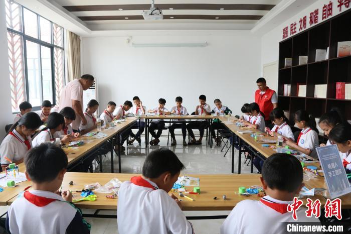 4月24日，中國航天日主題活動海南文昌分會(hui) 場開展航天機器人手工創作體(ti) 驗課。　符宇群 攝