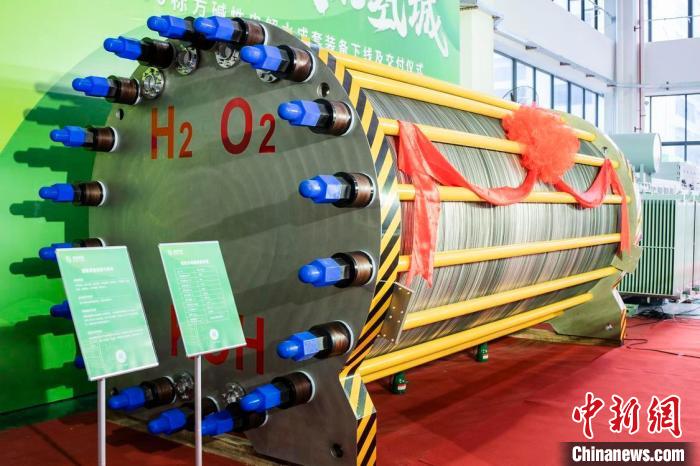 堿性電解水製氫成套設備在佛山南海裏水下線 區國峰 攝