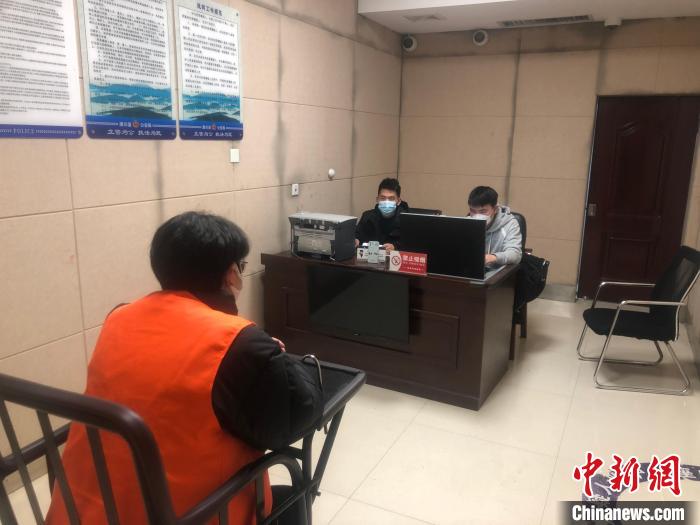 金華市公安局辦案民警審訊涉案嫌疑人宋某東(dong)  金華市公安局供圖