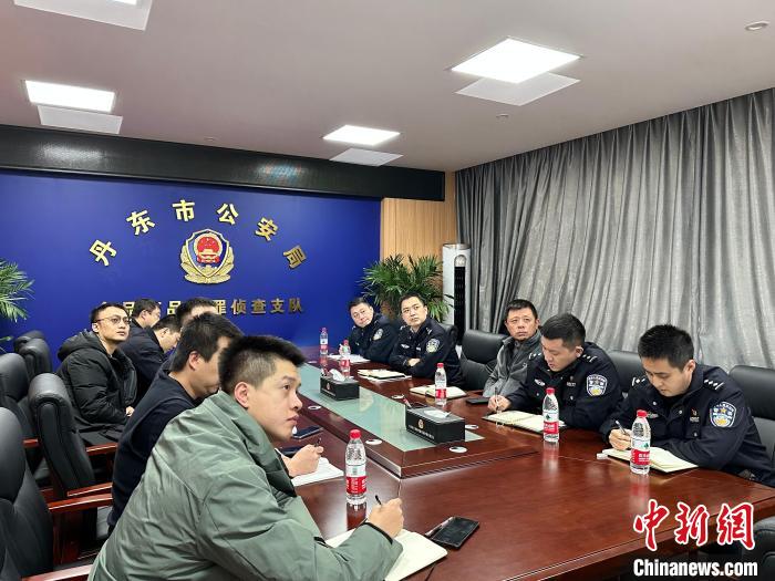 丹東(dong) 市公安局辦案民警舉(ju) 行案件調度會(hui)  丹東(dong) 市公安局供圖