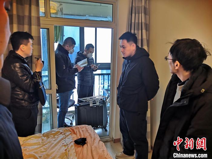 丹東(dong) 市公安局民警抓捕犯罪嫌疑人，在其家中進行搜查。　丹東(dong) 市公安局供圖