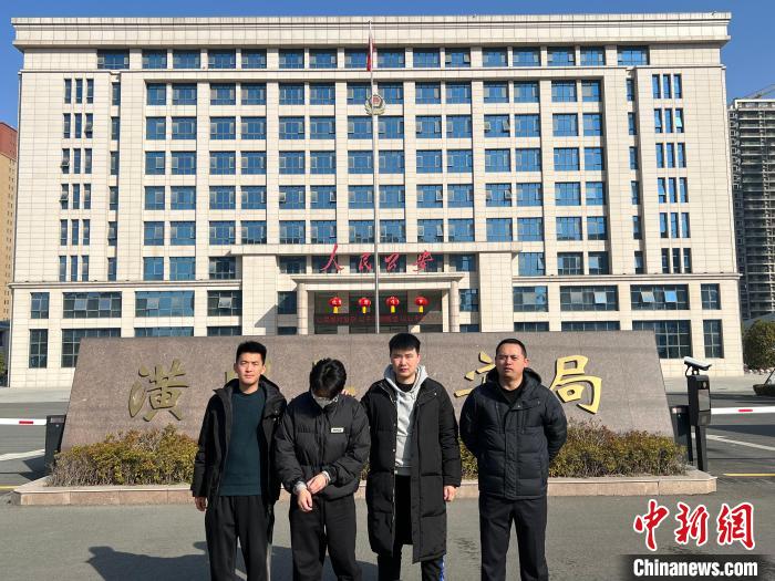 金華市公安局抓獲盜版影視網站運營者宋某東(dong)  金華市公安局供圖