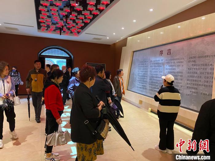 中共中央統戰部舊址裏參觀者絡繹不絕。　李曉偉(wei)  攝