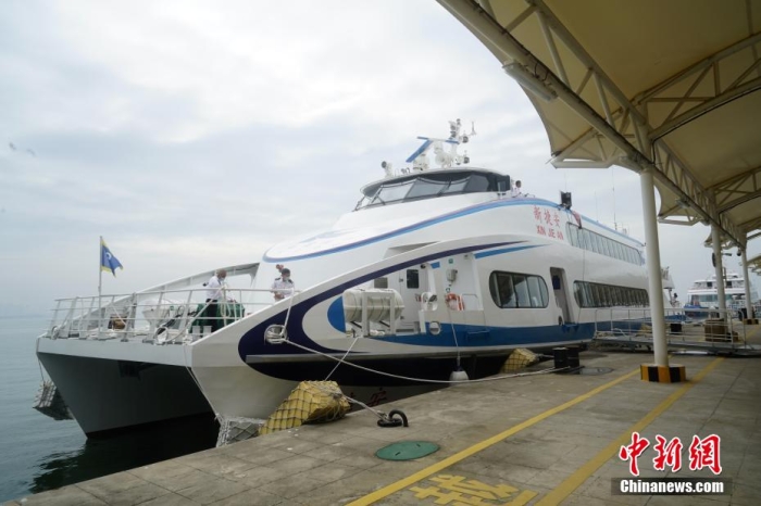 5月3日，“新捷安”輪載著157名乘客從(cong) 廈門啟航前往金門，這是“新捷安”輪入列廈金航線後的首個(ge) 航班。廈門海事局執法人員對船舶進行了全麵的開航前檢查，確保首航安全。“新捷安”輪總長43米、船寬10.5米、型深3.61米，載客量350人，是現有廈金客運航線參營客船中載客定額最大的雙體(ti) 穿浪高速客船，用以替換原有的“捷安”輪。福建海事 供圖